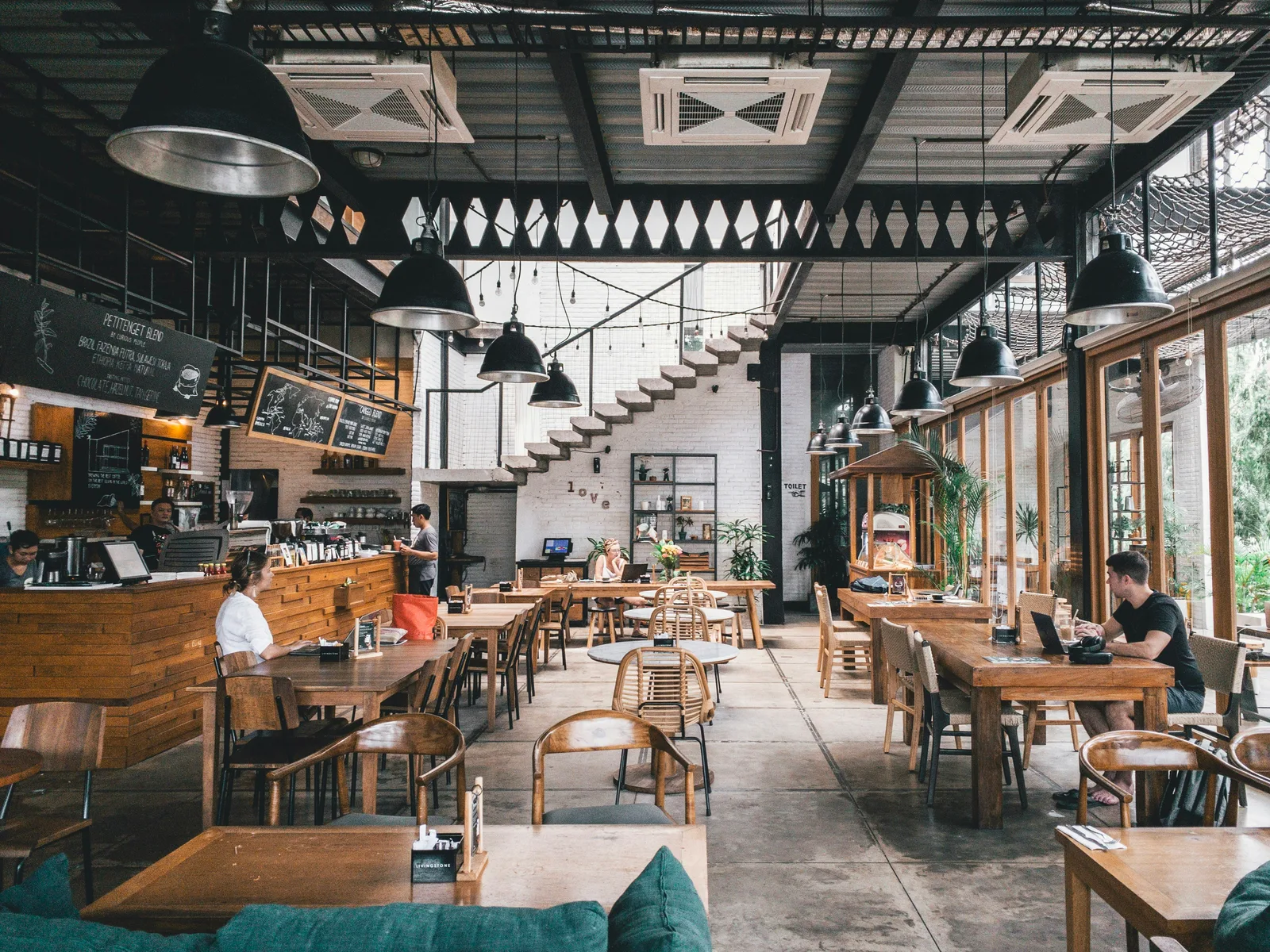 Warm and inviting dining room atmosphere at TestB